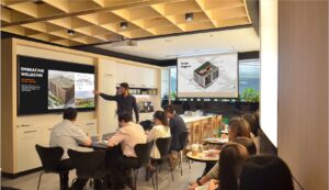 Virtual Project Management: Bridging the Distance with 3D Innovation for Global Team Integration